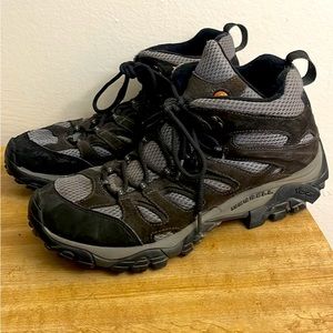 Men’s size 10.5 hiking boots with lots of life left